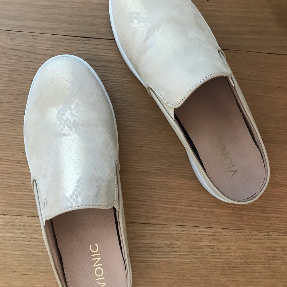 Vionic Dakota Slippers
